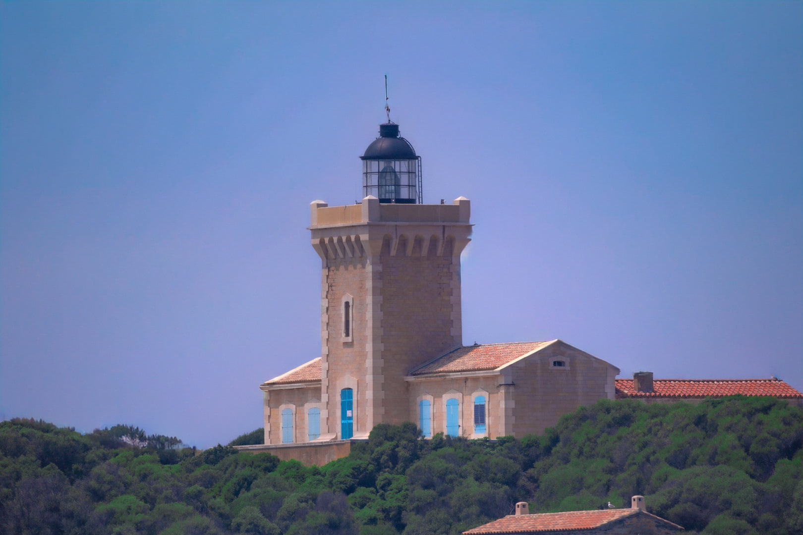 Gros plan du phare du Grand Rouveau, tour carrée et lanterne, couleur