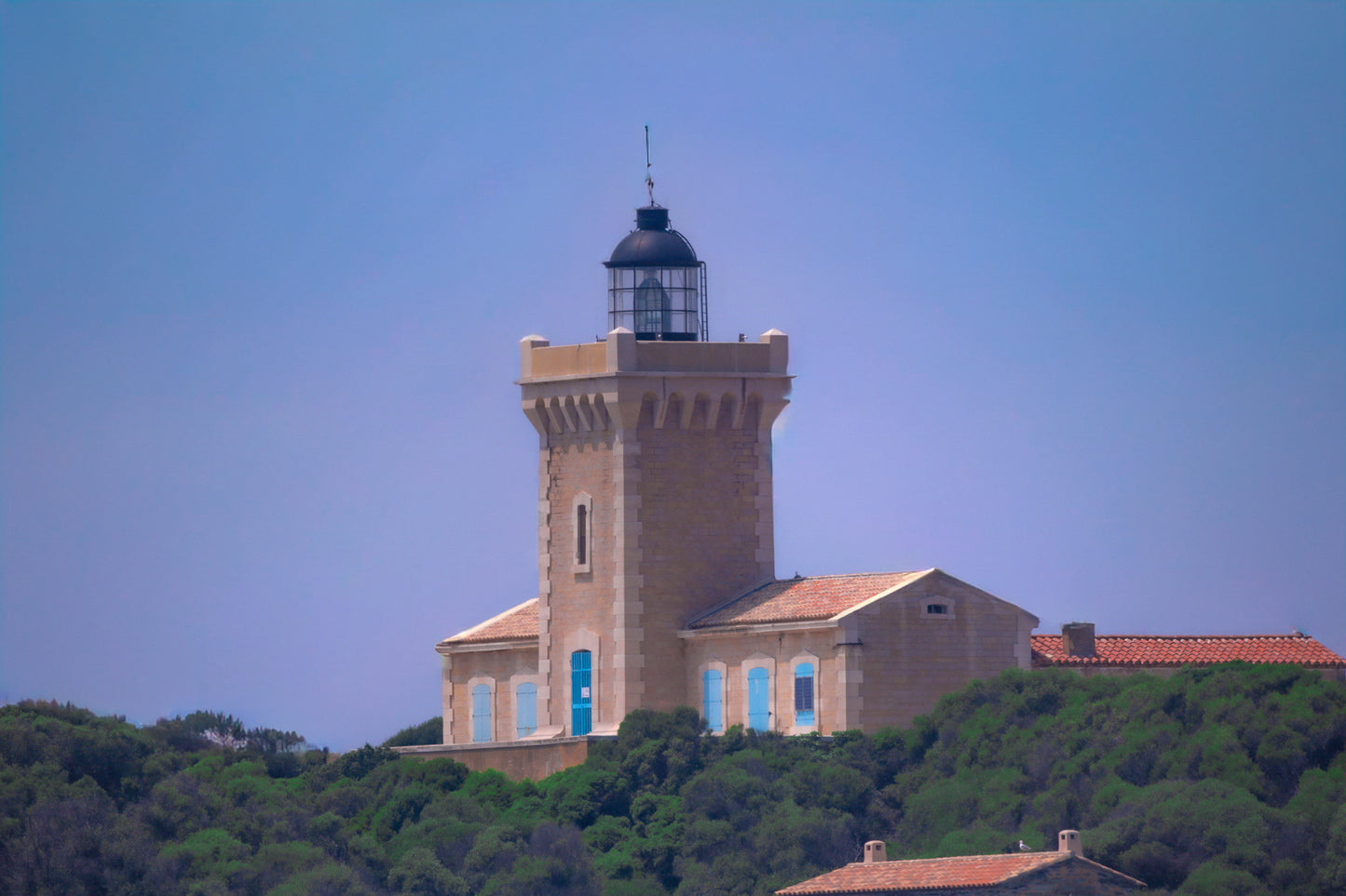 Gros plan du phare du grand rouveau, tour carrée et lanterne, couleur