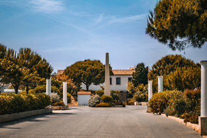 Allée bordée de colonnes et végétation méditerranéenne, île des Embiez, couleur