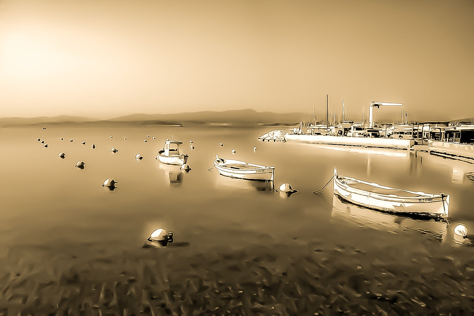 Barques au mouillage face au quai et aux mats du port du Brusc, fin de journée, atmosphère rétro sépia