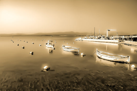 Barques au mouillage face au quai et aux mats du port du Brusc, fin de journée, atmosphère rétro sépia