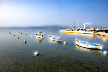 Barques au mouillage face au quai et aux mats du port du Brusc, fin de journée, couleur