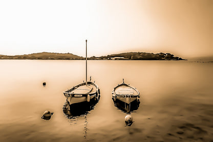 Deux barques côte à côte sur eau calme, îles au loin, douceur de soirée au Brusc, traitement vintage sépia