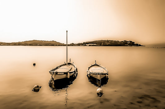 Deux barques côte à côte sur eau calme, îles au loin, douceur de soirée au Brusc, traitement vintage sépia
