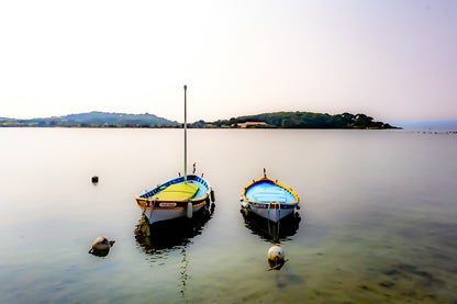 Deux barques côte à côte sur eau calme, îles au loin, douceur de soirée au Brusc, couleur