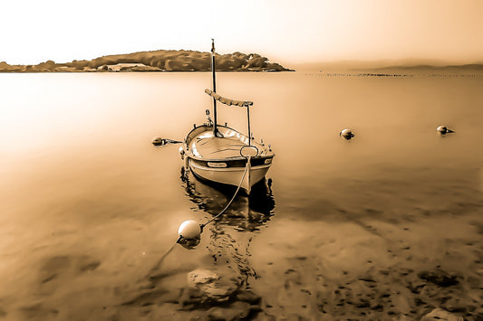 Barque solitaire amarrée avec sa aussière et bouées, reflets sur l’eau, port du Brusc, style vintage sépia