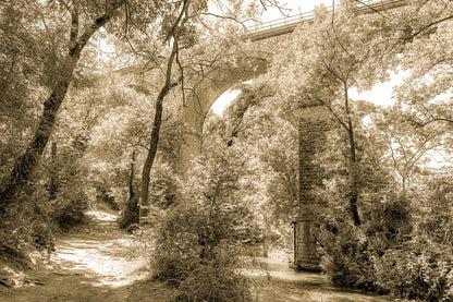 Viaduc de pierre traversant une vallée boisée au-dessus de la rivière de l’Arc, vintage
