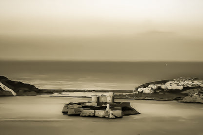 Château d’If sous la lumière dorée, ciel dégradé rose sur la mer calme – archipel du Frioul, Marseille, vintage