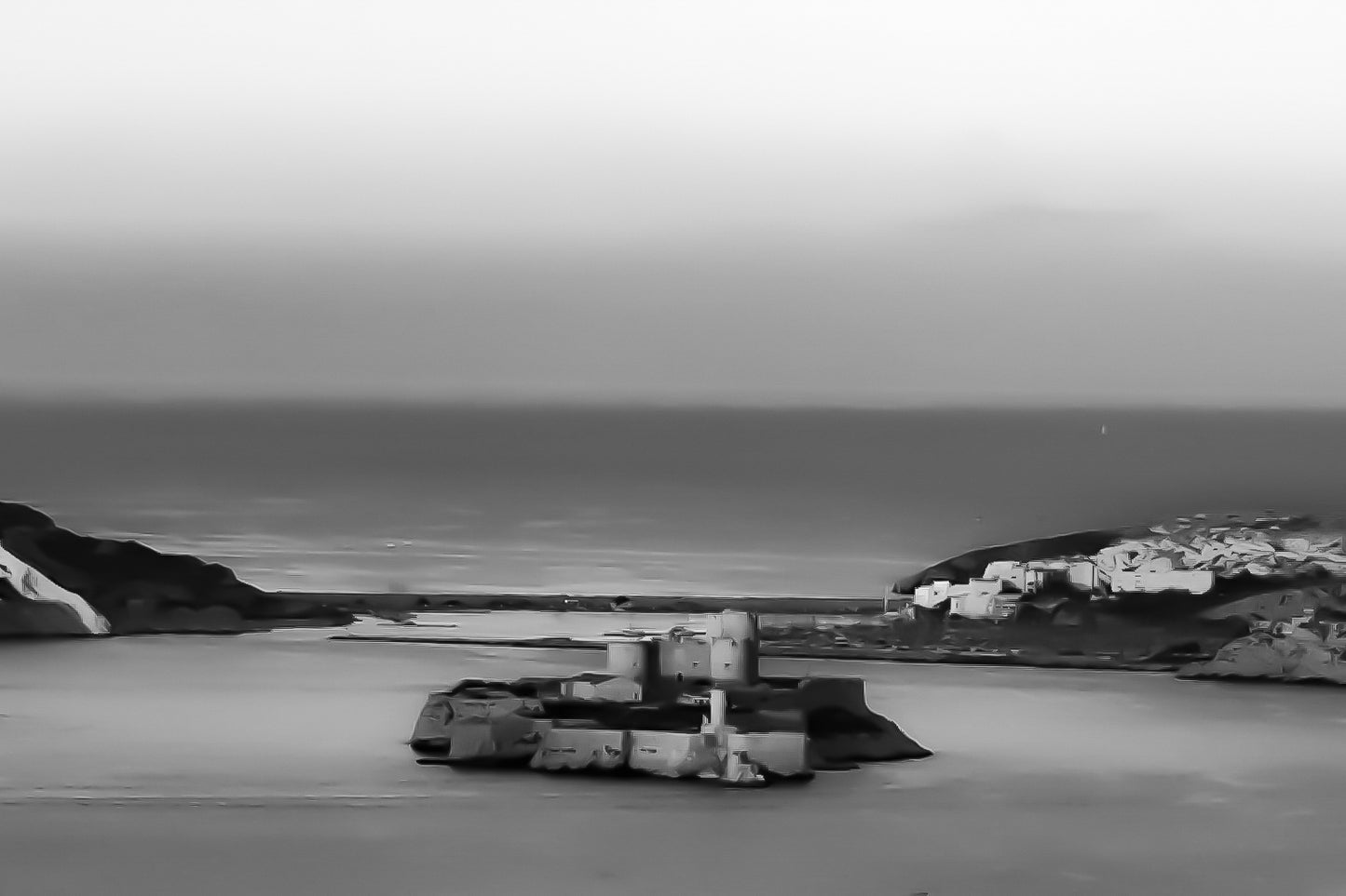 Château d’If sous la lumière dorée, ciel dégradé rose sur la mer calme – archipel du Frioul, Marseille, noir et blanc