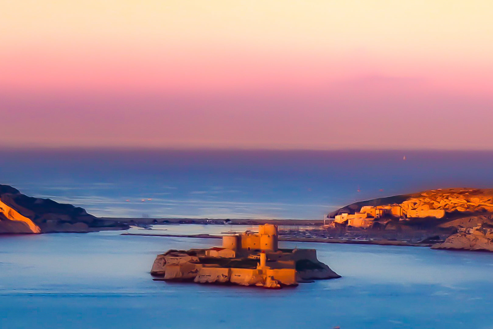 Château d’If sous la lumière dorée, ciel dégradé rose sur la mer calme – archipel du Frioul, Marseille