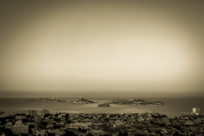 Panorama de Marseille avec les îles du Frioul et le Château d’If à l’horizon au soleil couchant, vintage