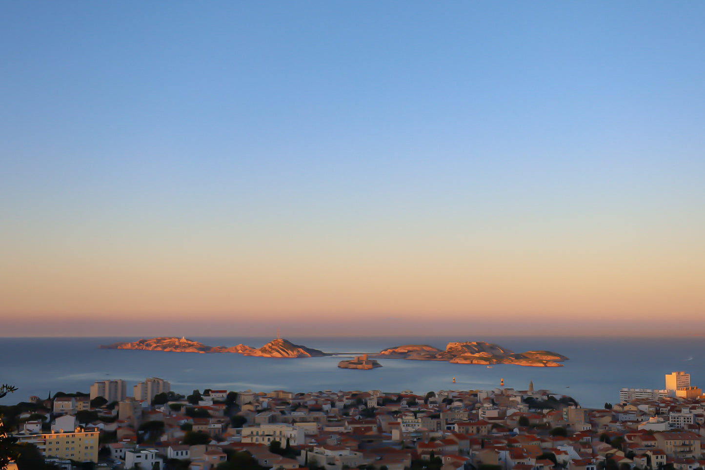 Panorama de Marseille avec les îles du Frioul et le Château d’If à l’horizon au soleil couchant