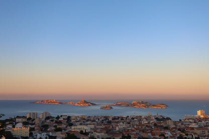 Panorama de Marseille avec les îles du Frioul et le Château d’If à l’horizon au soleil couchant