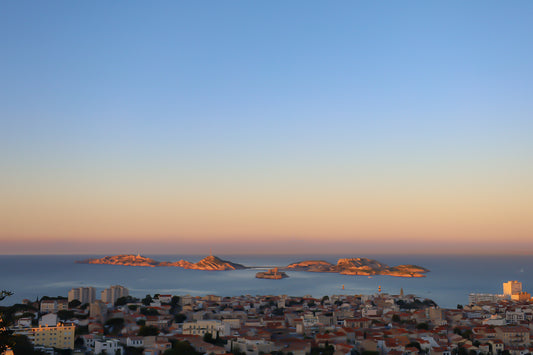 Panorama de Marseille avec les îles du Frioul et le Château d’If à l’horizon au soleil couchant
