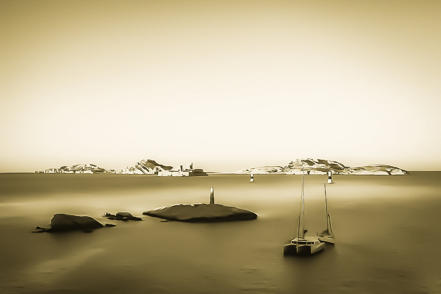 Longue exposition depuis la corniche : balise et bateaux au premier plan, Château d’If et îles du Frioul illuminés par le coucher de soleil, vintage