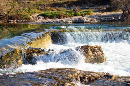 Chute de la cascade du Sautadet vue de près, rideau d’eau doré glissant sur la roche avant de se briser en écume blanche
