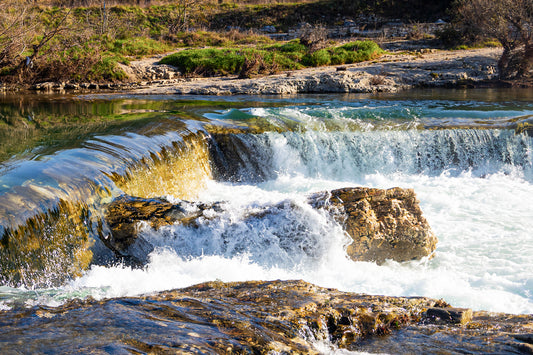 Chute de la cascade du Sautadet vue de près, rideau d’eau doré glissant sur la roche avant de se briser en écume blanche