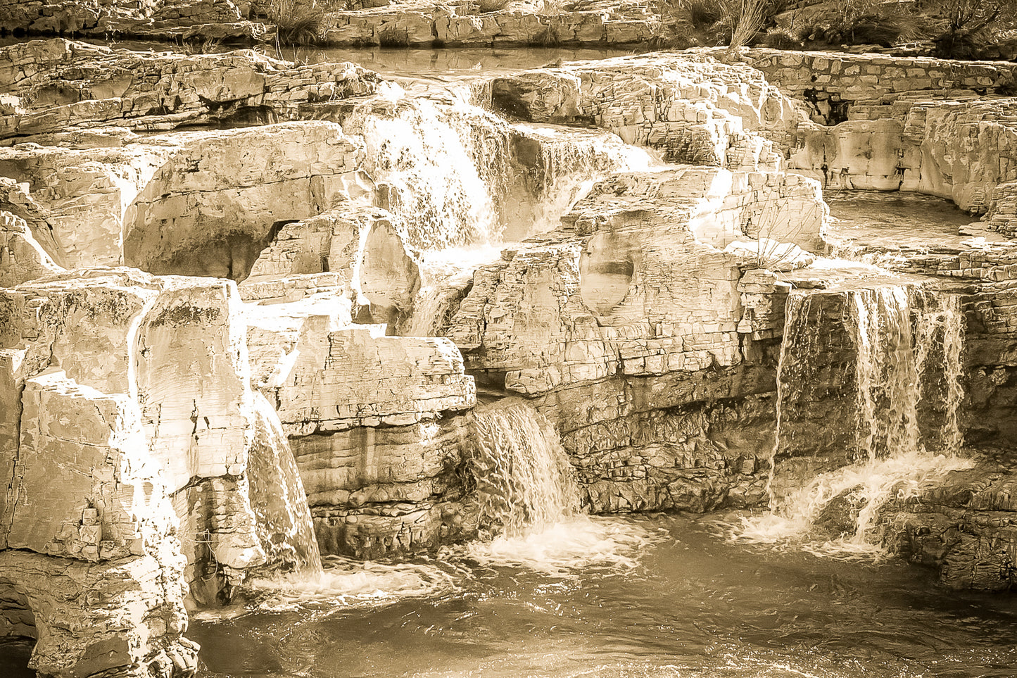 Ensemble de chutes superposées tombant dans un bassin turquoise à la cascade du Sautadet, vintage