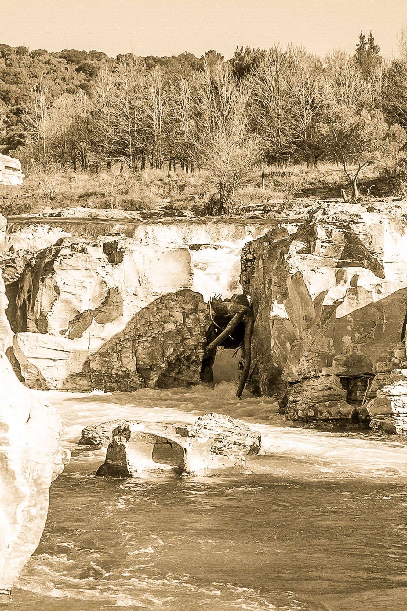 Étroit passage rocheux où la rivière Cèze s’engouffre entre les parois à la cascade du Sautadet, vintage