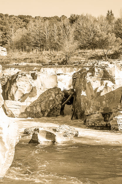 Étroit passage rocheux où la rivière Cèze s’engouffre entre les parois à la cascade du Sautadet, vintage