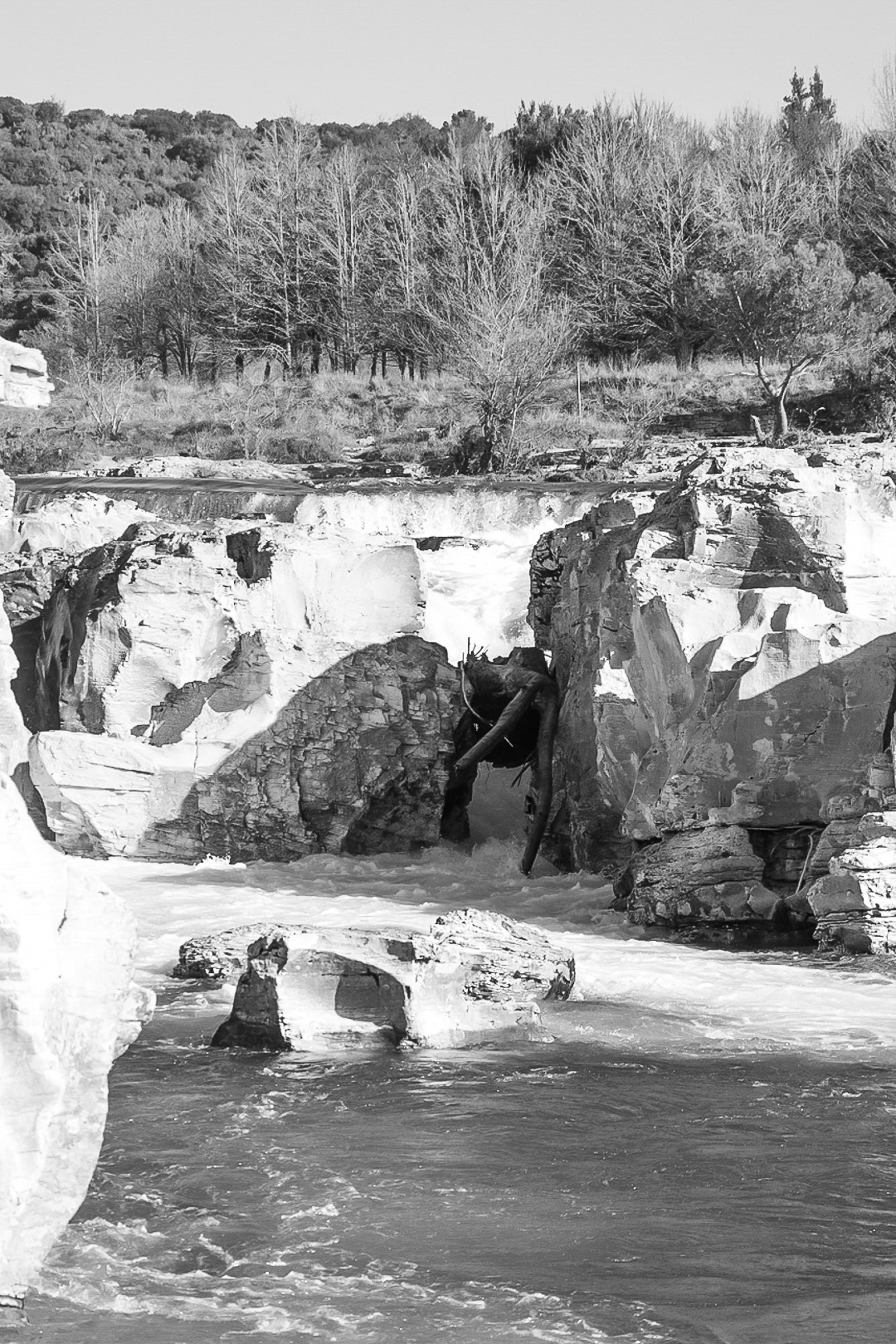 Étroit passage rocheux où la rivière Cèze s’engouffre entre les parois à la cascade du Sautadet, noir et blanc