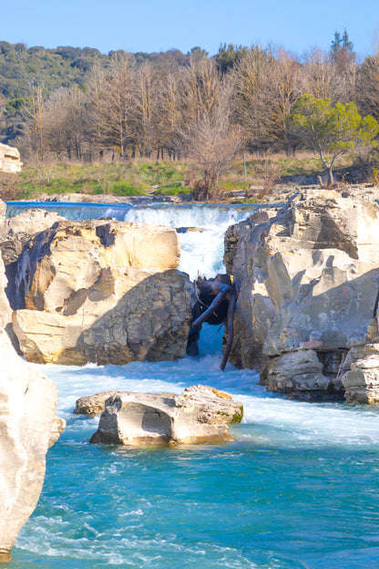Étroit passage rocheux où la rivière Cèze s’engouffre entre les parois à la cascade du Sautadet