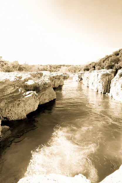 Bras de la Cèze encaissé entre deux parois calcaires, eau émeraude et remous en premier plan, vintage