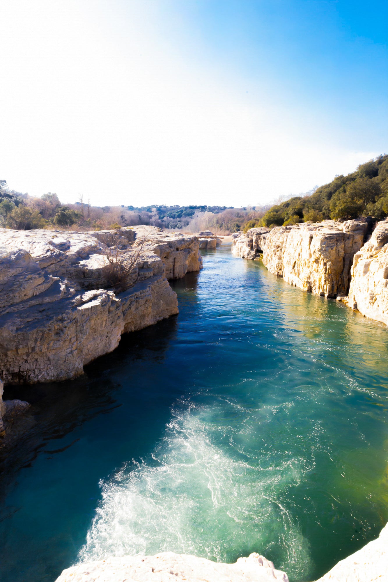 Bras de la Cèze encaissé entre deux parois calcaires, eau émeraude et remous en premier plan
