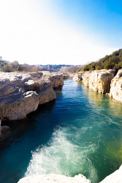 Bras de la Cèze encaissé entre deux parois calcaires, eau émeraude et remous en premier plan