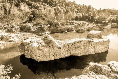 Rocher allongé sur la Cèze avec tronc et reflets, entouré de berges rocheuses et de végétation, vintage