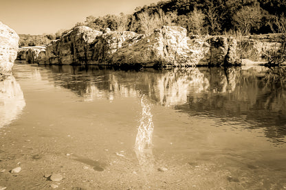 Goutte d’eau éclatant en gerbe au centre de la rivière turquoise à la cascade du Sautadet, falaises claires en reflet, vintage
