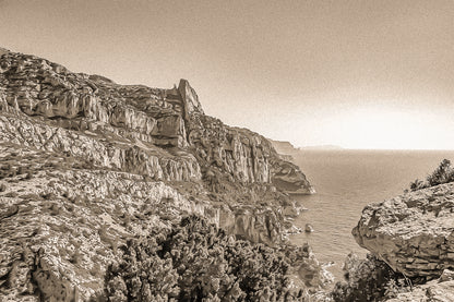 Falaises monumentales des calanques de Sugiton plongeant vers la Méditerranée par ciel bleu profond, vintage
