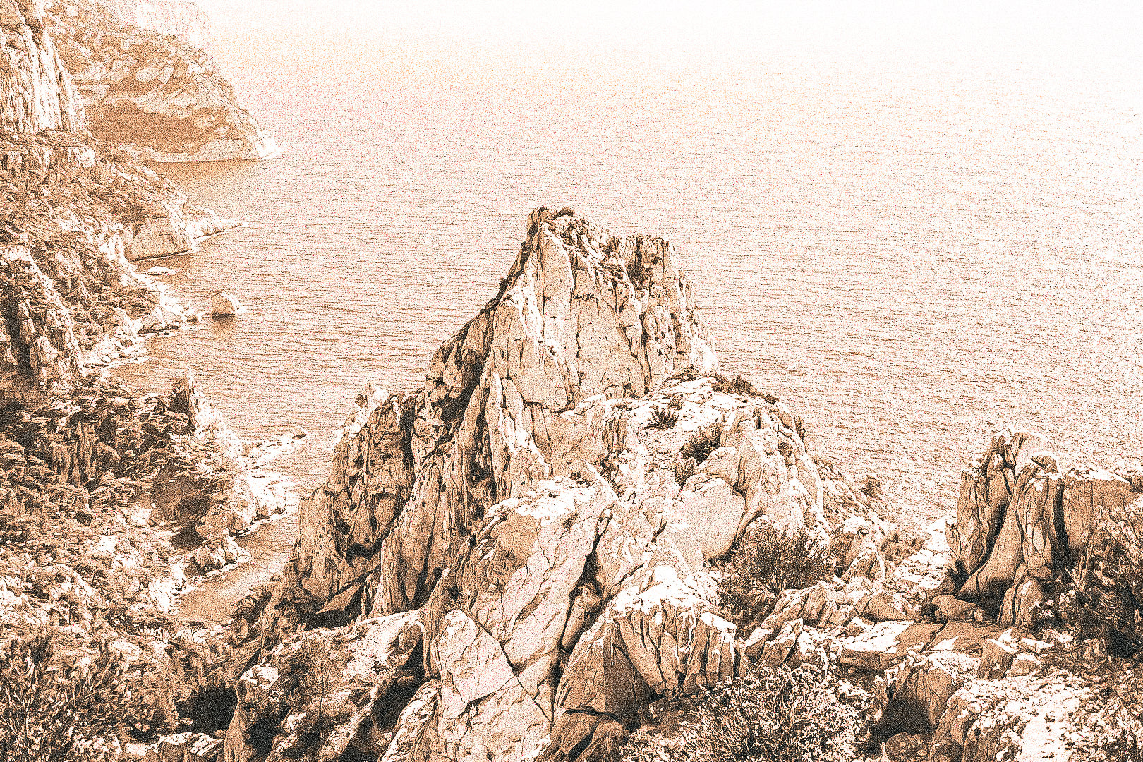 Pic calcaire élancé face à la mer, relief emblématique des calanques de Sugiton, vintage
