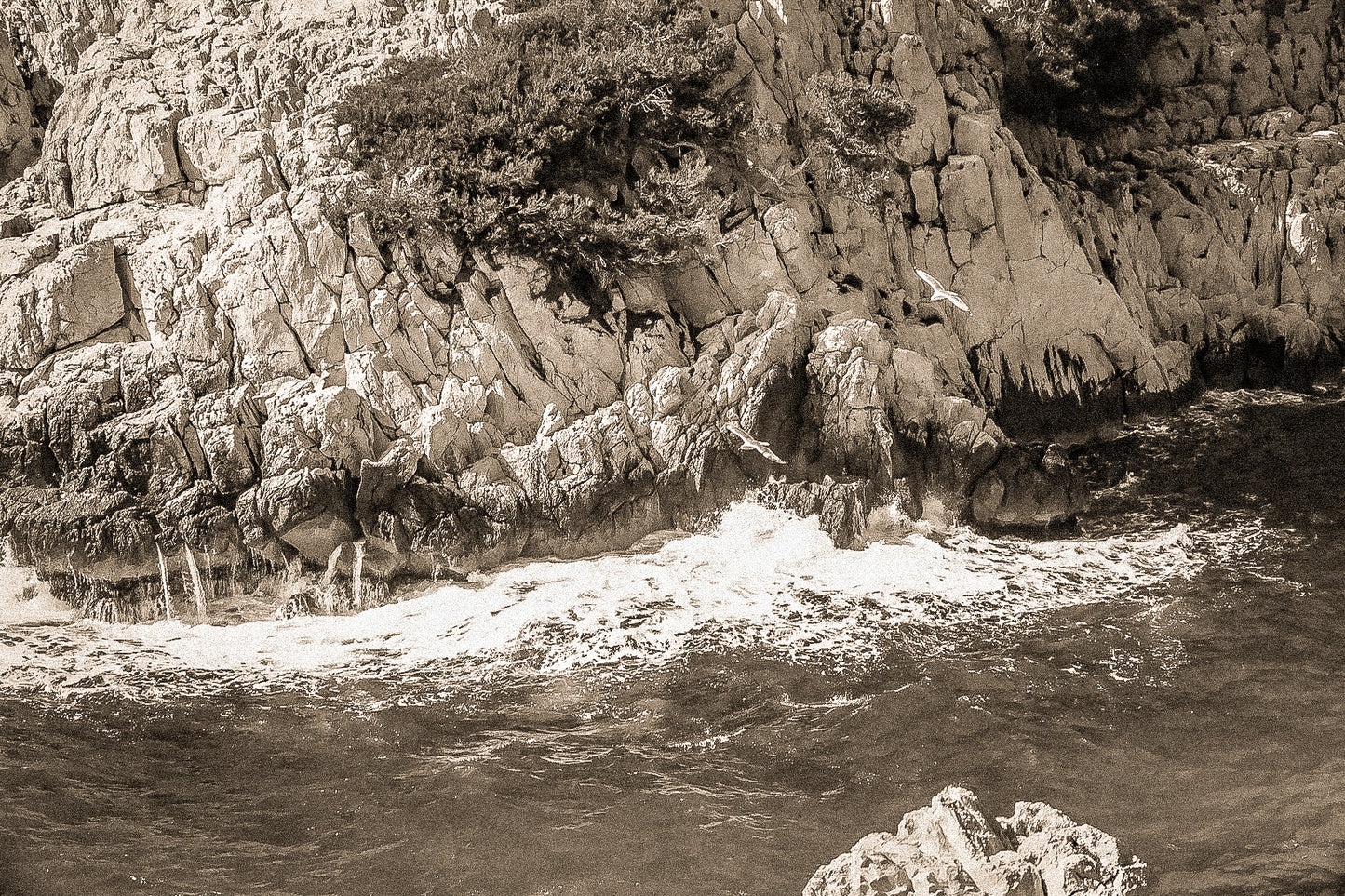 Vagues blanches frappant la paroi calcaire, détails de la côte des calanques de Sugiton, vintage