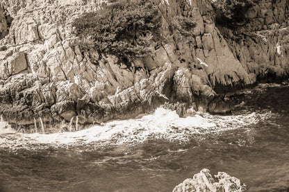 Vagues blanches frappant la paroi calcaire, détails de la côte des calanques de Sugiton, vintage