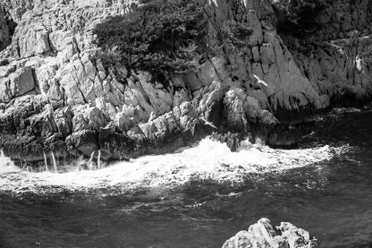 Vagues blanches frappant la paroi calcaire, détails de la côte des calanques de Sugiton, noir et blanc 