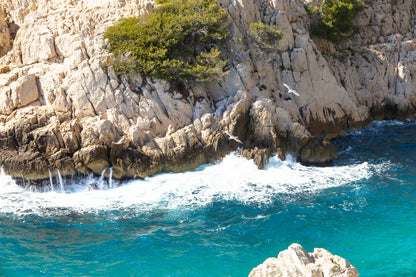 Vagues blanches frappant la paroi calcaire, détails de la côte des calanques de Sugiton