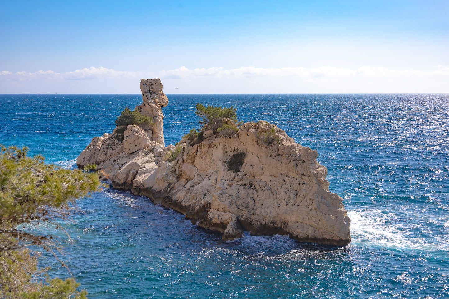 Rocher du Torpilleur battu par le mistral à l’entrée de la calanque de Sugiton