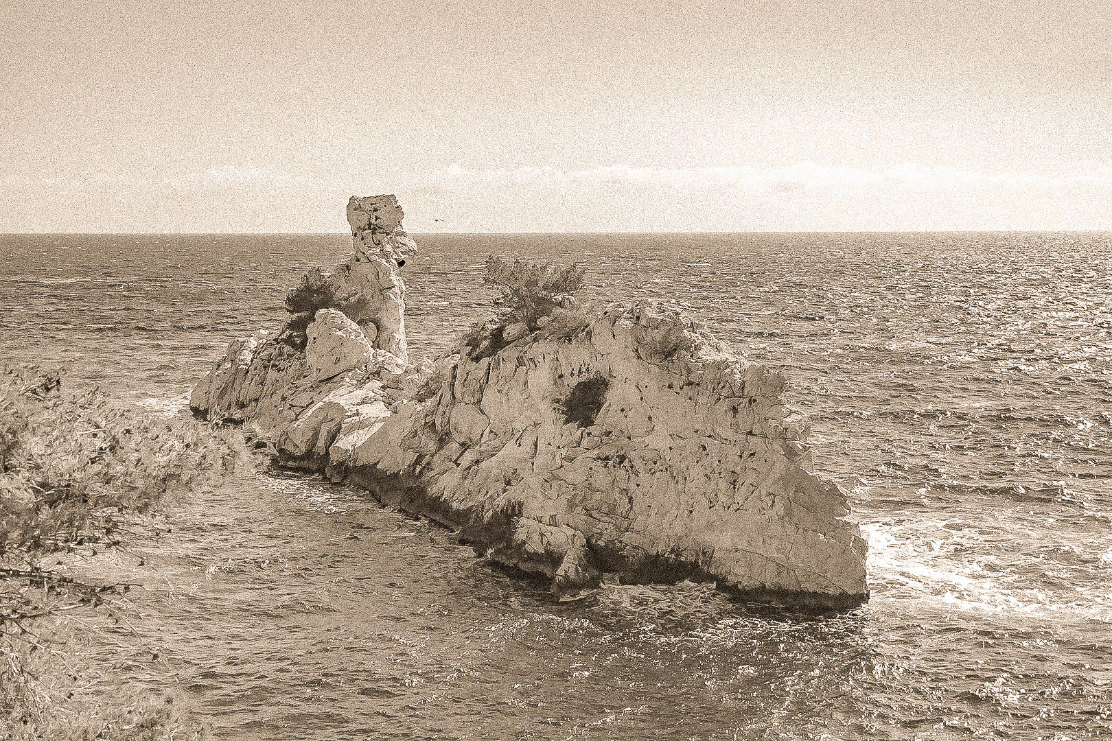 Rocher du Torpilleur battu par le mistral à l’entrée de la calanque de Sugiton, vintage