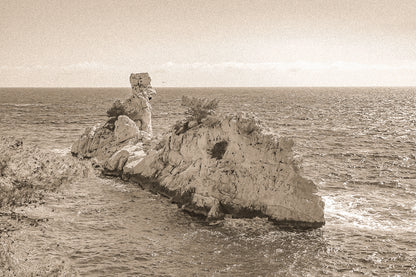 Rocher du Torpilleur battu par le mistral à l’entrée de la calanque de Sugiton, vintage