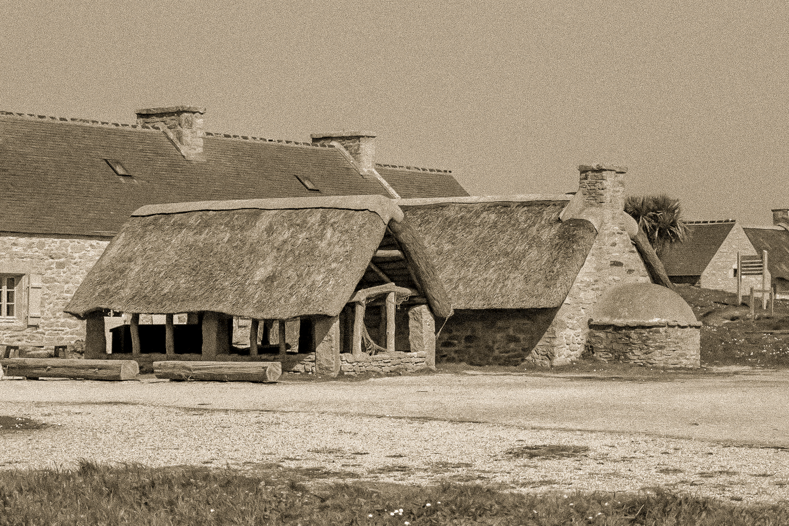Ancien abri couvert de chaume et four traditionnel en pierre à Meneham, rendu vintage sépia - Côte des Légendes, Bretagne