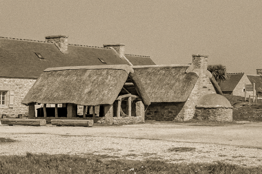 Ancien abri couvert de chaume et four traditionnel en pierre à Meneham, rendu vintage sépia - Côte des Légendes, Bretagne