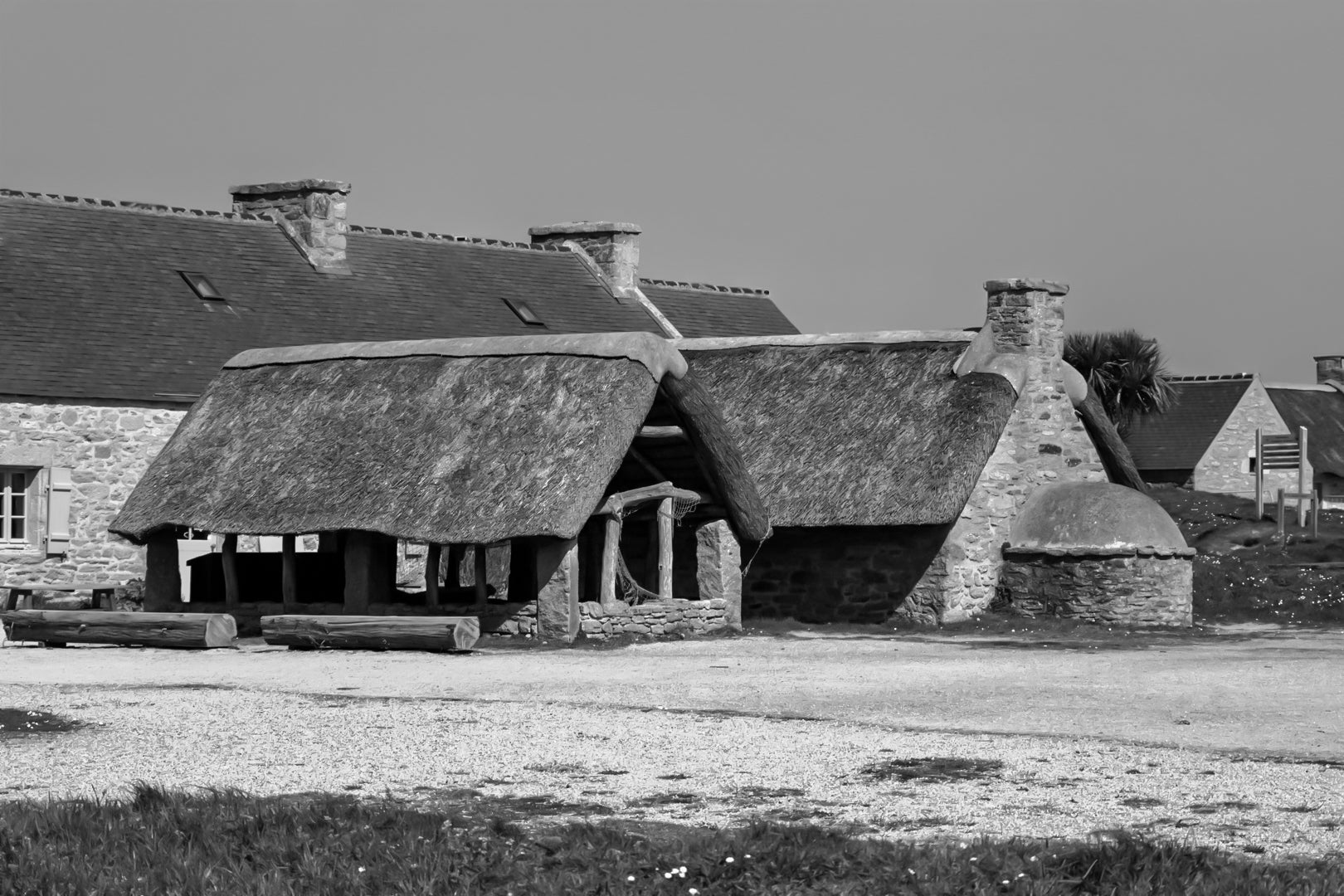 Ancien abri couvert de chaume et four traditionnel en pierre à Meneham, noir et blanc - Côte des Légendes, Bretagne