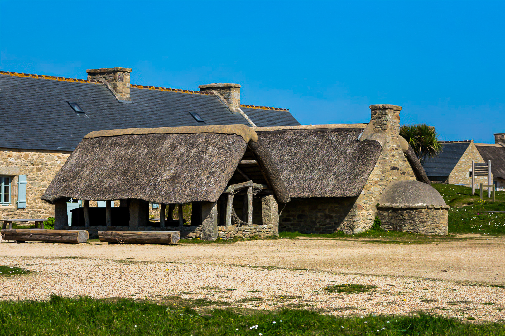 Ancien abri couvert de chaume et four traditionnel en pierre à Meneham, couleur - Côte des Légendes, Bretagne