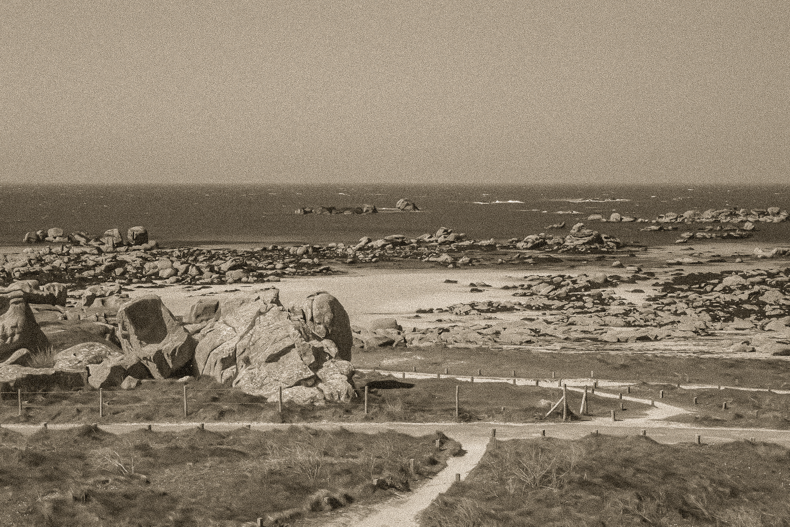 Chemins de sable entre landes et chaos granitiques au bord de mer, Meneham, rendu vintage sépia