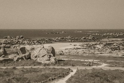 Chemins de sable entre landes et chaos granitiques au bord de mer, Meneham, rendu vintage sépia