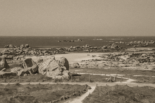Chemins de sable entre landes et chaos granitiques au bord de mer, Meneham, rendu vintage sépia