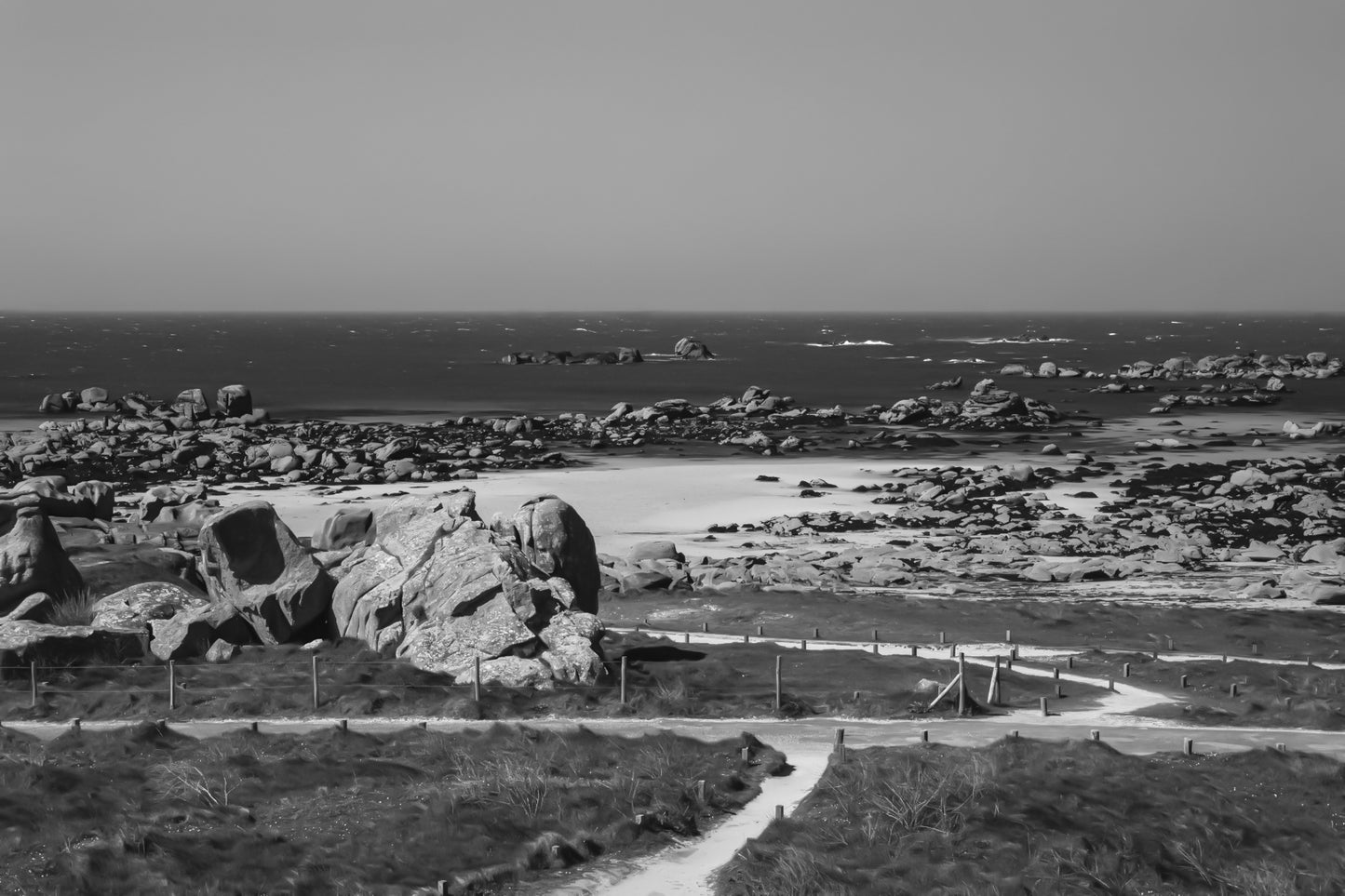 Chemins de sable entre landes et chaos granitiques au bord de mer, Meneham, noir et blanc