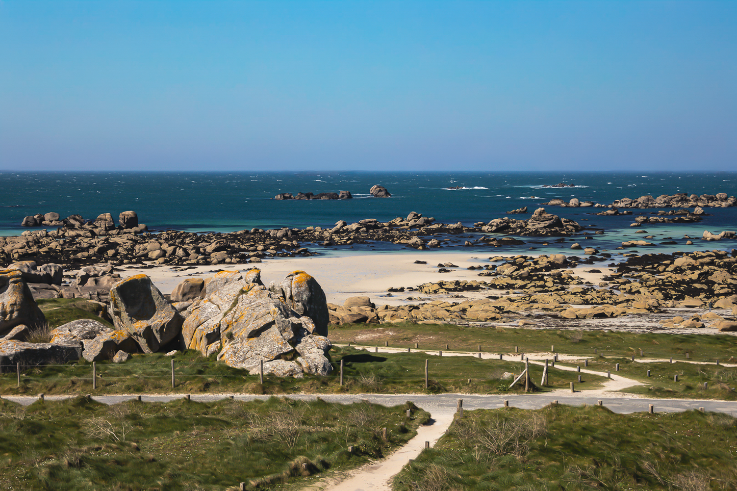 Chemins de sable entre landes et chaos granitiques au bord de mer, Meneham, couleur