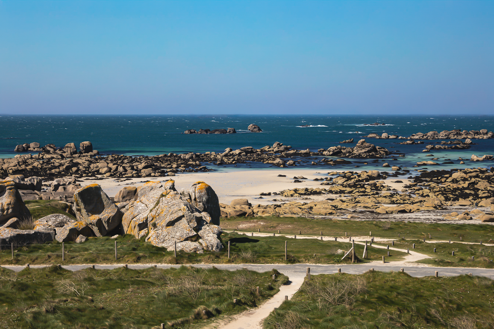 Chemins de sable entre landes et chaos granitiques au bord de mer, Meneham, couleur